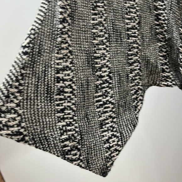 Women’s black and white design top - Picture 4 of 6